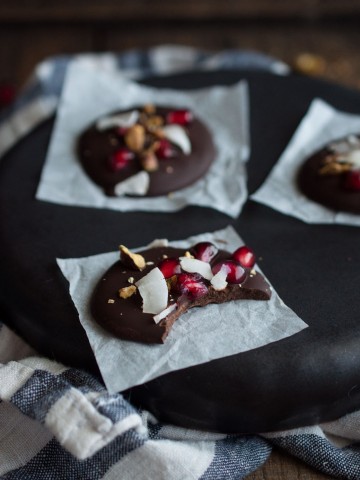 Dark chocolate pomegranate bites are a simple tasty treat to eat or give as Christmas gifts. Made to satisfy a sweet tooth for under 100 calories!