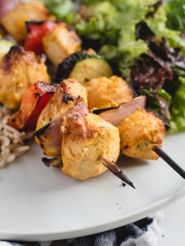 close up picture of yogurt chicken kabobs on a plate